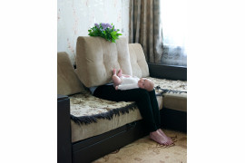 fot. Alena Zhandarova, z cyklu "Hidden Motherhood", wyróżnienie w konkursie Zeiss Photography Awards 2020<br></br><br></br> Współczesne spojrzenie na ciekawostkę z epoki Wiktoriańskiej - portretów matek z dziećmi, na których potomkowie zasłaniają swoją postacią kobiety.