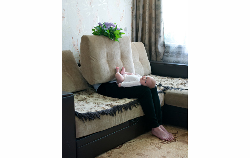 fot. Alena Zhandarova, z cyklu Hidden Motherhood, wyróżnienie w konkursie Zeiss Photography Awards 2020 Współczesne spojrzenie na ciekawostkę z epoki Wiktoriańskiej - portretów matek z dziećmi, na których potomkowie zasłaniają swoją postacią kobiety.