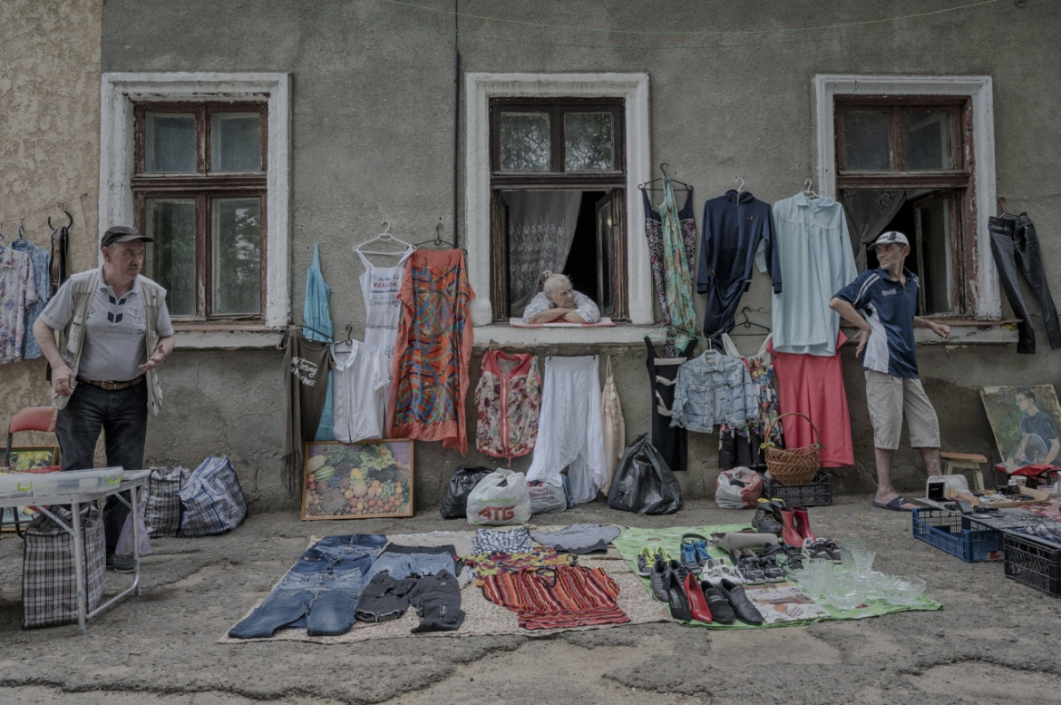 fot. Laetitia Vancon, "Tribute to Odesa", 1. nagroda w kat. Storyboard / Siena International Photo Awards 2023 <br></br><br></br>Odessa jest miastem symbolicznym i strategicznie ważnym, nie tylko dlatego, że posiada klucz do Morza Czarnego, ale także dlatego, że reprezentuje walkę między tożsamością rosyjską i ukraińską, między imperialną przeszłością a demokratyczną przyszłością. W czerwcu 2022 r., pomimo prawie sześciu miesięcy trwającej wojny, Odessa pozostała pod kontrolą Ukrainy, choć nie uszła bez szwanku. Z dala od okropieństw wojny, których świadkami było wielu fotografów, te sceny z codziennego życia uchwyciły istotę zaciekle niezależnego i niezachwianie integracyjnego miasta, symbolizującego niezłomnego ducha całego narodu.