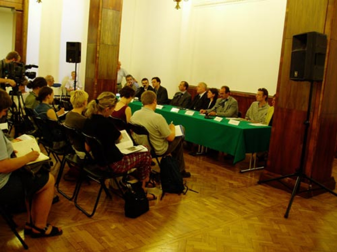 Konferencja prasowa podczas otwarcia wystawy World Press Photo 2003 w Warszawie