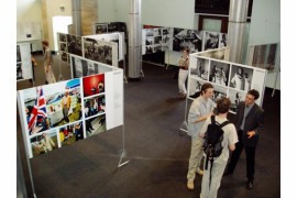 Wystawa World Press Photo 2003 w sali im. Kisielewskiego PKiN