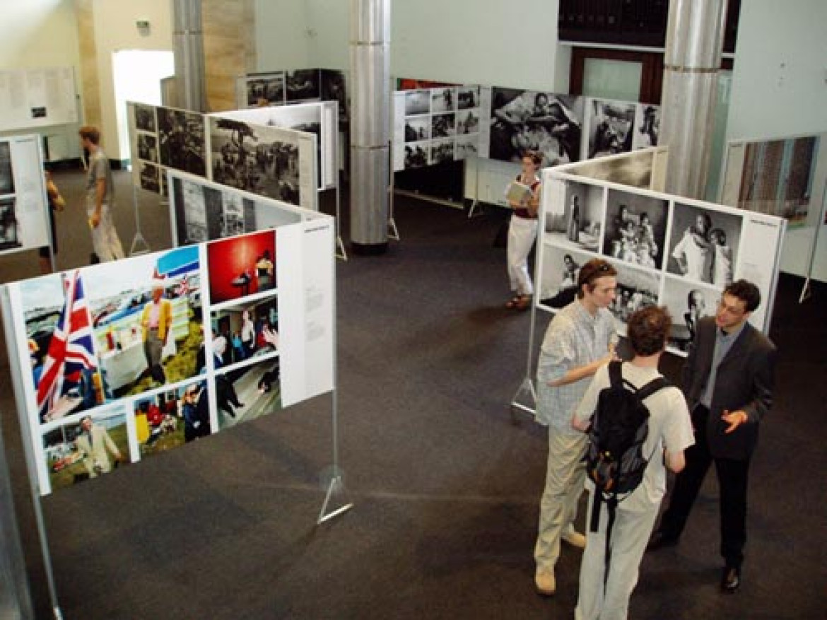 Wystawa World Press Photo 2003 w sali im. Kisielewskiego PKiN