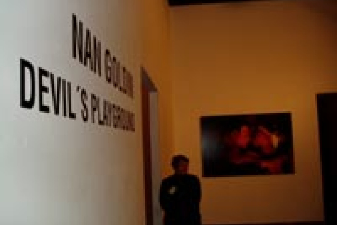 Szatański plac zabaw - relacja z otwarcia wystawy fotografii Nan Goldin w CSW