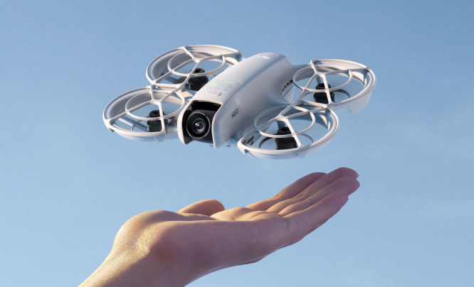 DJI Neo - nie wymaga pilotowania, ma funkcje śledzenia i kosztuje tylko 900 zł. Nowy dron dla influencerów
