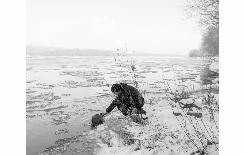 Fot. Maciej Grzybowski, 1. miejsce w kat. Documentary Project / Grand Press Photo 2024Ela, Darek i Mirek są w bezdomności od wielu lat. Mieszkają w lesie nad rzeką, na obrzeżach miasta. Opiekują się dwoma psami Florą i Jogim. Ela przez kilkanaście lat pracowała w zakładach farmaceutycznych. Jest wdową, jej syn mieszka za granicą. Obecnie bezrobotna. Darek, partner Eli, podejmuje się prac dorywczych na budowach i w firmach sprzątających miasto. Sam zbudował wszystkie domki. Mirek pochodzi z Pomorza, jest wolnym duchem. Często wychodzi w nocy zbierać złom, który potem sprzedaje.
W Polsce około 30 tysięcy osób znajduje się w kryzysie bezdomności, z czego ponad 80 proc. stanowią mężczyźni.

