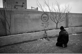 MACIEJ MOSKWA, FREELANCER. Okolice Maarrat al-Numan w prowincji Idlib. Bojownik Wolnej Armii Syryjskiej Jishi Al Hur podczas modlitwy w tymczasowej bazie szkoleniowej.