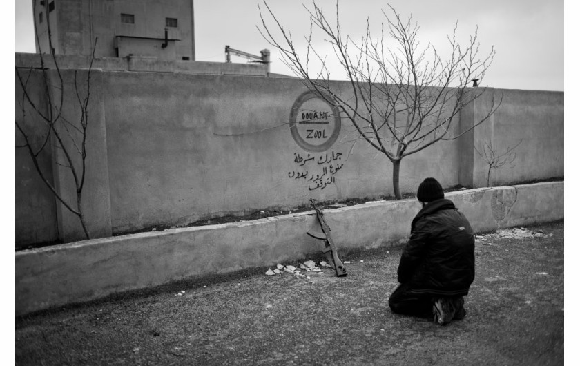 MACIEJ MOSKWA, FREELANCER. Okolice Maarrat al-Numan w prowincji Idlib. Bojownik Wolnej Armii Syryjskiej Jishi Al Hur podczas modlitwy w tymczasowej bazie szkoleniowej.