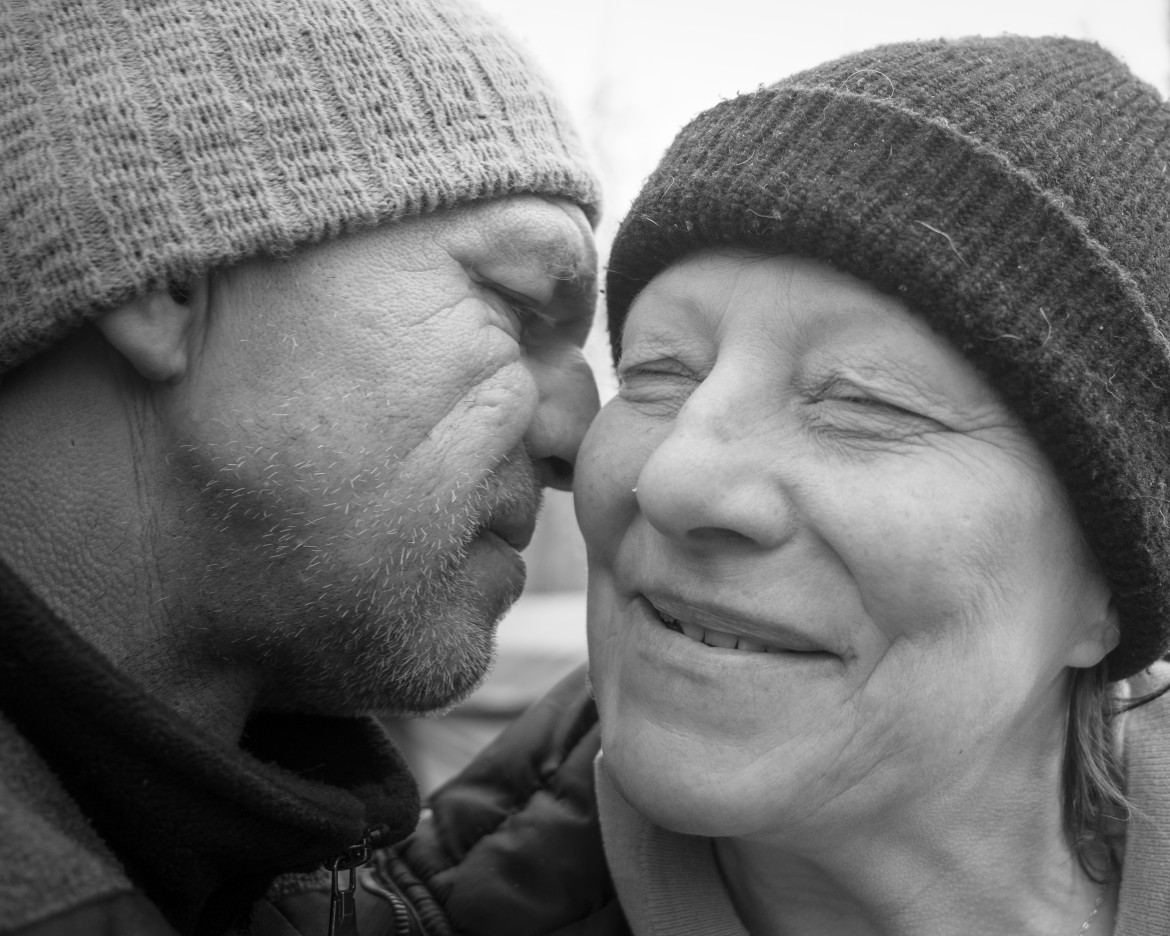 Fot. Maciej Grzybowski, 1. miejsce w kat. Documentary Project / Grand Press Photo 2024<br></br><br></br>Ela, Darek i Mirek są w bezdomności od wielu lat. Mieszkają w lesie nad rzeką, na obrzeżach miasta. Opiekują się dwoma psami Florą i Jogim. Ela przez kilkanaście lat pracowała w zakładach farmaceutycznych. Jest wdową, jej syn mieszka za granicą. Obecnie bezrobotna. Darek, partner Eli, podejmuje się prac dorywczych na budowach i w firmach sprzątających miasto. Sam zbudował wszystkie domki. Mirek pochodzi z Pomorza, jest wolnym duchem. Często wychodzi w nocy zbierać złom, który potem sprzedaje.
W Polsce około 30 tysięcy osób znajduje się w kryzysie bezdomności, z czego ponad 80 proc. stanowią mężczyźni.
