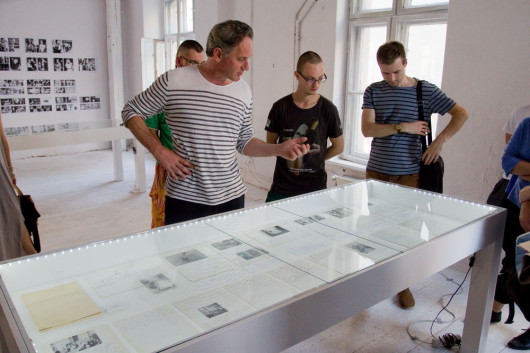 Erik Kessels oprowadza po wystawie współczesnej holenderskiej książki fotograficznej Dutch Pages.