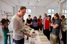 Erik Kessels oprowadza po wystawie współczesnej holenderskiej książki fotograficznej "Dutch Pages".