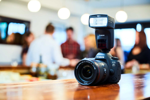 Canon Speedlite 470EX-AI to reporterska lampa z funkcją inteligentnego odbicia światła