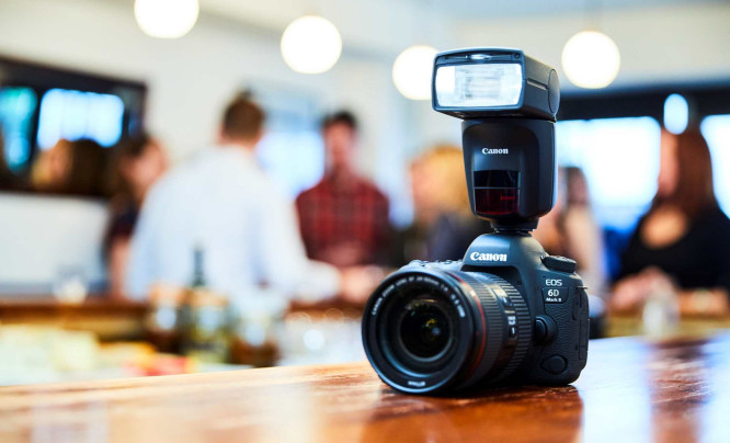 Canon Speedlite 470EX-AI to reporterska lampa z funkcją inteligentnego odbicia światła