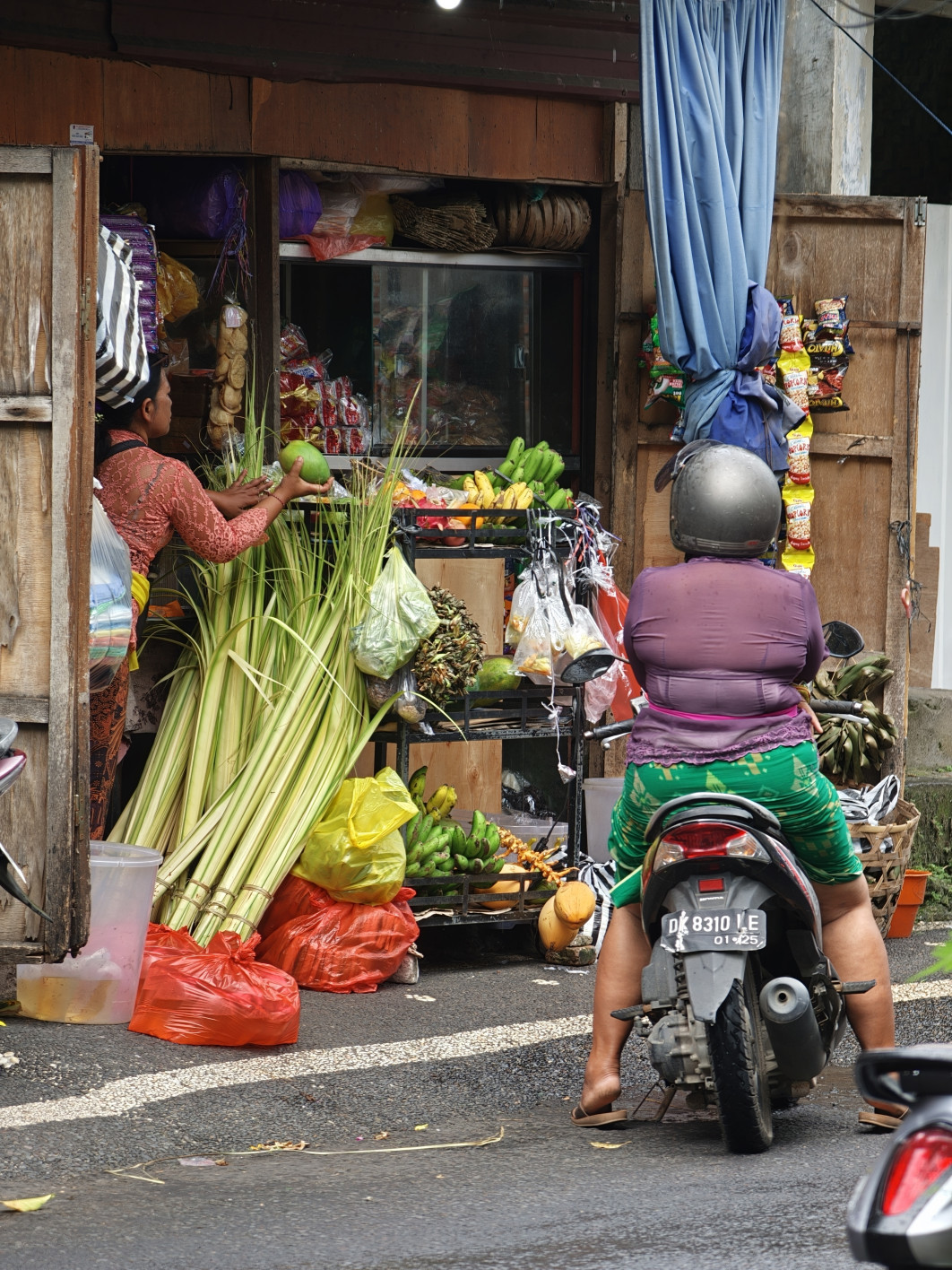 1/100 s, f/2.1, ISO 320, 16.5 mm