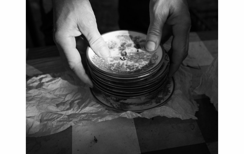 Fot. Maciej Grzybowski, 1. miejsce w kat. Documentary Project / Grand Press Photo 2024Ela, Darek i Mirek są w bezdomności od wielu lat. Mieszkają w lesie nad rzeką, na obrzeżach miasta. Opiekują się dwoma psami Florą i Jogim. Ela przez kilkanaście lat pracowała w zakładach farmaceutycznych. Jest wdową, jej syn mieszka za granicą. Obecnie bezrobotna. Darek, partner Eli, podejmuje się prac dorywczych na budowach i w firmach sprzątających miasto. Sam zbudował wszystkie domki. Mirek pochodzi z Pomorza, jest wolnym duchem. Często wychodzi w nocy zbierać złom, który potem sprzedaje.
W Polsce około 30 tysięcy osób znajduje się w kryzysie bezdomności, z czego ponad 80 proc. stanowią mężczyźni.
