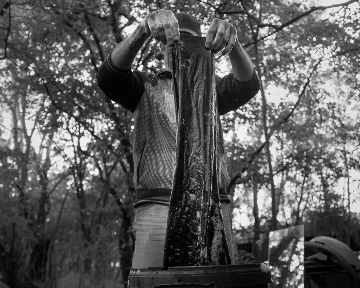 Fot. Maciej Grzybowski, 1. miejsce w kat. Documentary Project / Grand Press Photo 2024<br></br><br></br>Ela, Darek i Mirek są w bezdomności od wielu lat. Mieszkają w lesie nad rzeką, na obrzeżach miasta. Opiekują się dwoma psami Florą i Jogim. Ela przez kilkanaście lat pracowała w zakładach farmaceutycznych. Jest wdową, jej syn mieszka za granicą. Obecnie bezrobotna. Darek, partner Eli, podejmuje się prac dorywczych na budowach i w firmach sprzątających miasto. Sam zbudował wszystkie domki. Mirek pochodzi z Pomorza, jest wolnym duchem. Często wychodzi w nocy zbierać złom, który potem sprzedaje.
W Polsce około 30 tysięcy osób znajduje się w kryzysie bezdomności, z czego ponad 80 proc. stanowią mężczyźni.