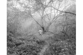 Fot. Maciej Grzybowski, 1. miejsce w kat. Documentary Project / Grand Press Photo 2024<br></br><br></br>Ela, Darek i Mirek są w bezdomności od wielu lat. Mieszkają w lesie nad rzeką, na obrzeżach miasta. Opiekują się dwoma psami Florą i Jogim. Ela przez kilkanaście lat pracowała w zakładach farmaceutycznych. Jest wdową, jej syn mieszka za granicą. Obecnie bezrobotna. Darek, partner Eli, podejmuje się prac dorywczych na budowach i w firmach sprzątających miasto. Sam zbudował wszystkie domki. Mirek pochodzi z Pomorza, jest wolnym duchem. Często wychodzi w nocy zbierać złom, który potem sprzedaje.
W Polsce około 30 tysięcy osób znajduje się w kryzysie bezdomności, z czego ponad 80 proc. stanowią mężczyźni.
