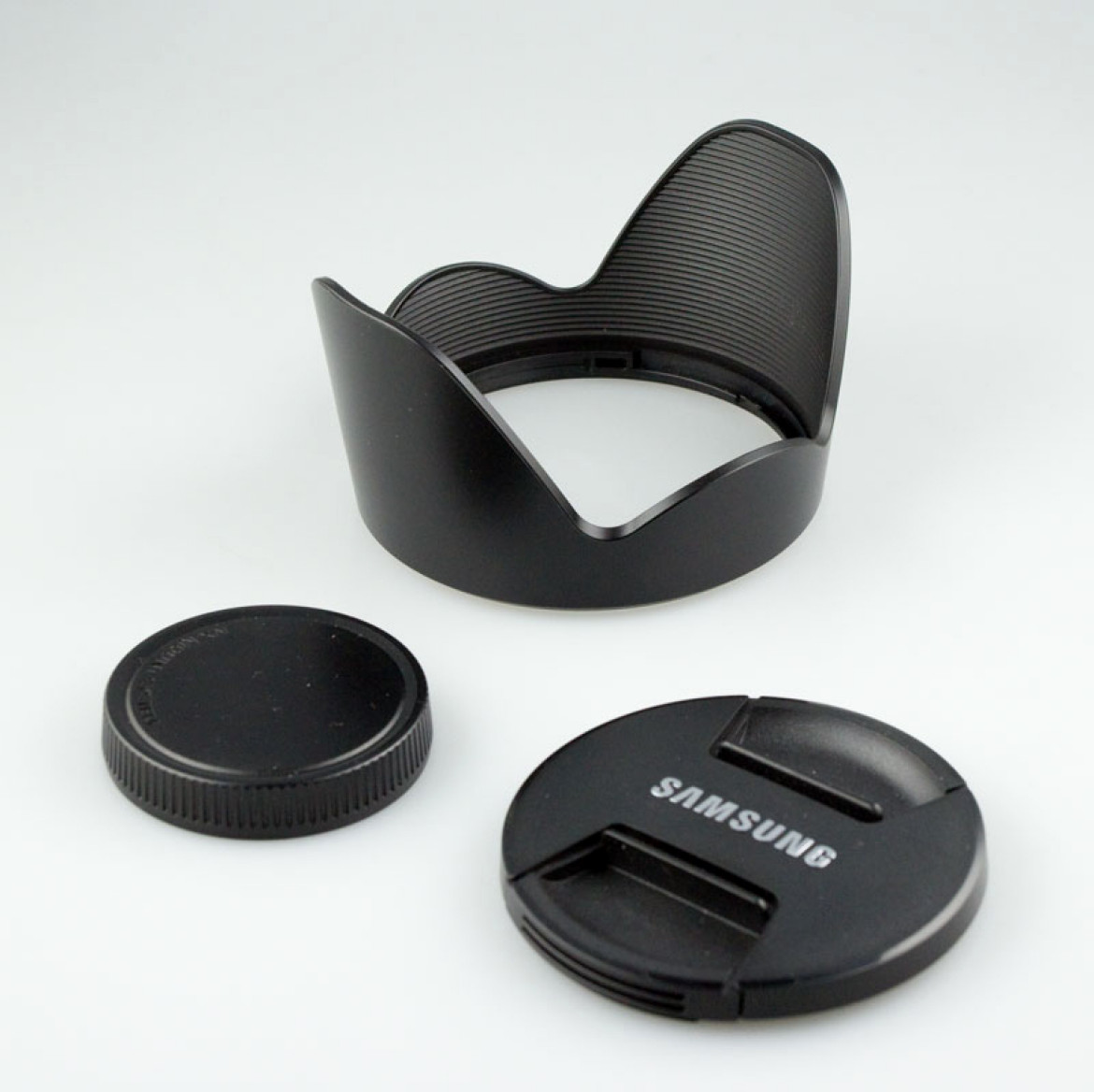 Samsung 16-50 mm f/2-2,8 S ED OIS, osłona przeciwsłoneczna oraz dekielki