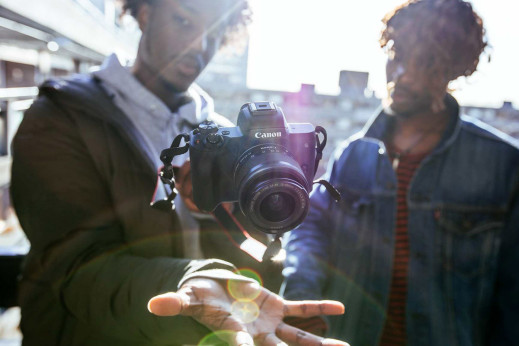 Canon EOS M50 - kompaktowy bezlusterkowiec z wbudowanym wizjerem, filmami 4K i złączem mikrofonowym