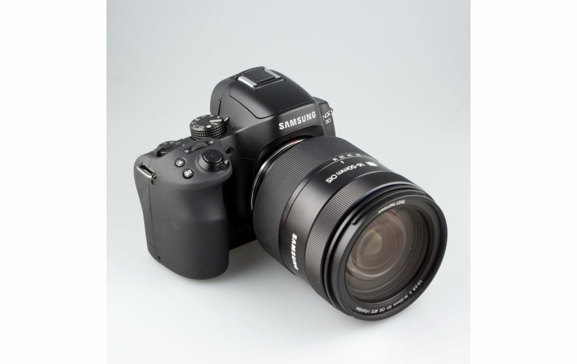 Samsung NX 30 wraz z obiektywem Samsung 16-50 mm f/2-2,8 S ED OIS