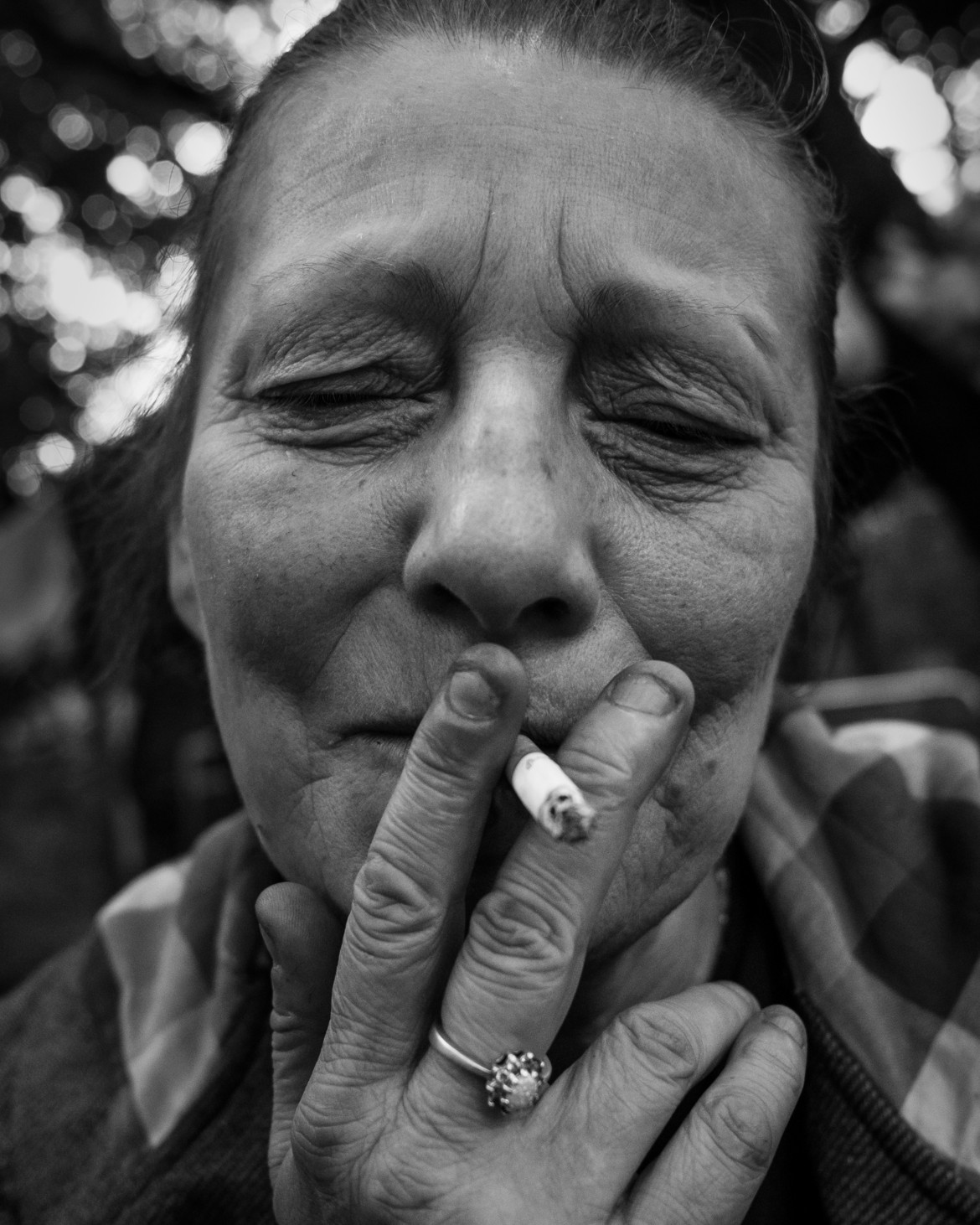 Fot. Maciej Grzybowski, 1. miejsce w kat. Documentary Project / Grand Press Photo 2024<br></br><br></br>Ela, Darek i Mirek są w bezdomności od wielu lat. Mieszkają w lesie nad rzeką, na obrzeżach miasta. Opiekują się dwoma psami Florą i Jogim. Ela przez kilkanaście lat pracowała w zakładach farmaceutycznych. Jest wdową, jej syn mieszka za granicą. Obecnie bezrobotna. Darek, partner Eli, podejmuje się prac dorywczych na budowach i w firmach sprzątających miasto. Sam zbudował wszystkie domki. Mirek pochodzi z Pomorza, jest wolnym duchem. Często wychodzi w nocy zbierać złom, który potem sprzedaje.
W Polsce około 30 tysięcy osób znajduje się w kryzysie bezdomności, z czego ponad 80 proc. stanowią mężczyźni.