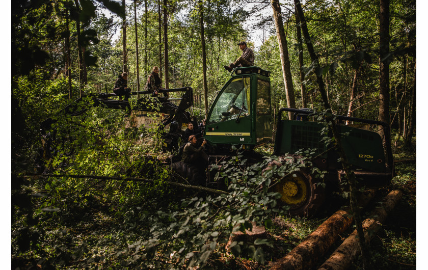 Krystian Maj - Białowieża 27.09.2017 Harvester zatrzymany przez ekologów podczas wycinki na terenie, gdzie limity pozyskania drewna zostały już dawno przekroczone.