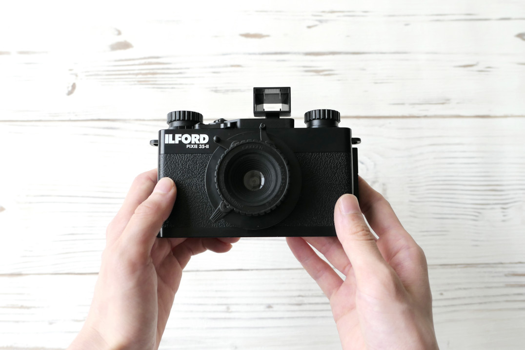 ILFORD Pixie 35-II - nowy kompakt analogowy z trybem otworkowym i adapterem półklatkowych