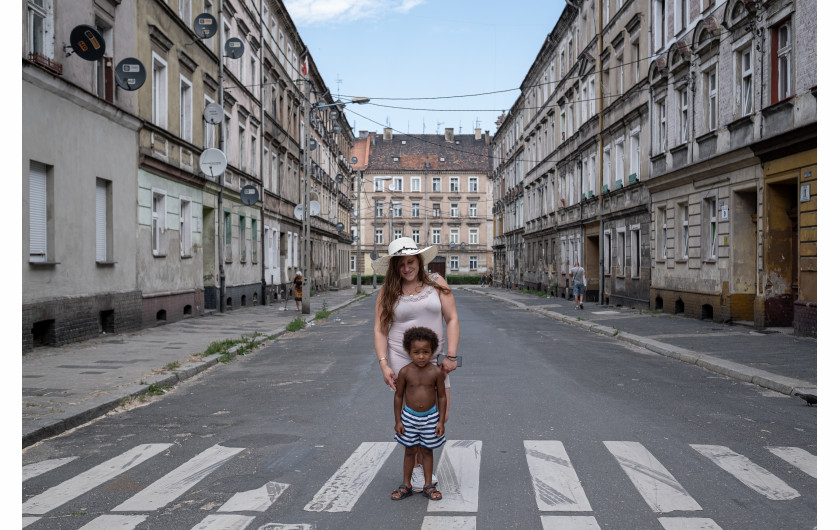 Fot. Amadeusz Świerk, 2. miejsce w kat. Documentary Project / Grand Press Photo 2024 Złodzieje o złotych sercach. Rodziny próbujące żyć normalnie wbrew przeciwnościom losu. Byli więźniowie z duszami pełnymi artyzmu i muzyki. Młodzież szukająca własnej drogi pomimo trudnego startu. Witamy w Dzielnicy Cudów. Zakaczawie to dzielnica Legnicy, stutysięcznego miasta położonego na Dolnym Śląsku, które po II wojnie światowej miało wątpliwą przyjemność stacjonowania około 60 tys. żołnierzy radzieckich.
W trudnych czasach, które zakończyły się dopiero w 1993 roku, Zakaczawie stało się nieformalnym centrum życia społecznego Polaków. Pomimo cienia radzieckiego garnizonu, wśród polskich rodzin i silnej społeczności romskiej przesiedlonej do dzielnicy przez komunistów kwitły małe przedsiębiorstwa, kawiarnie, bary i miejsca kultury.
Niemal w każdym mieście jest podobne miejsce, którego mieszkańcy cierpią z powodu marginalizacji społecznej i ekonomicznej. Projekt ten ma na celu pokazanie, że wśród biedy i zniszczonych trudnych dzielnic są ludzie – rodziny, przyjaciele, kochankowie – starający się żyć najlepiej, jak potrafią.