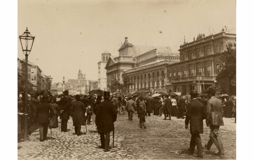 fot. Konrad Brandel. Mieszkańcy Warszawy na Krakowskim Przedmieściu, ok. 1895.  Muzeum Warszawy