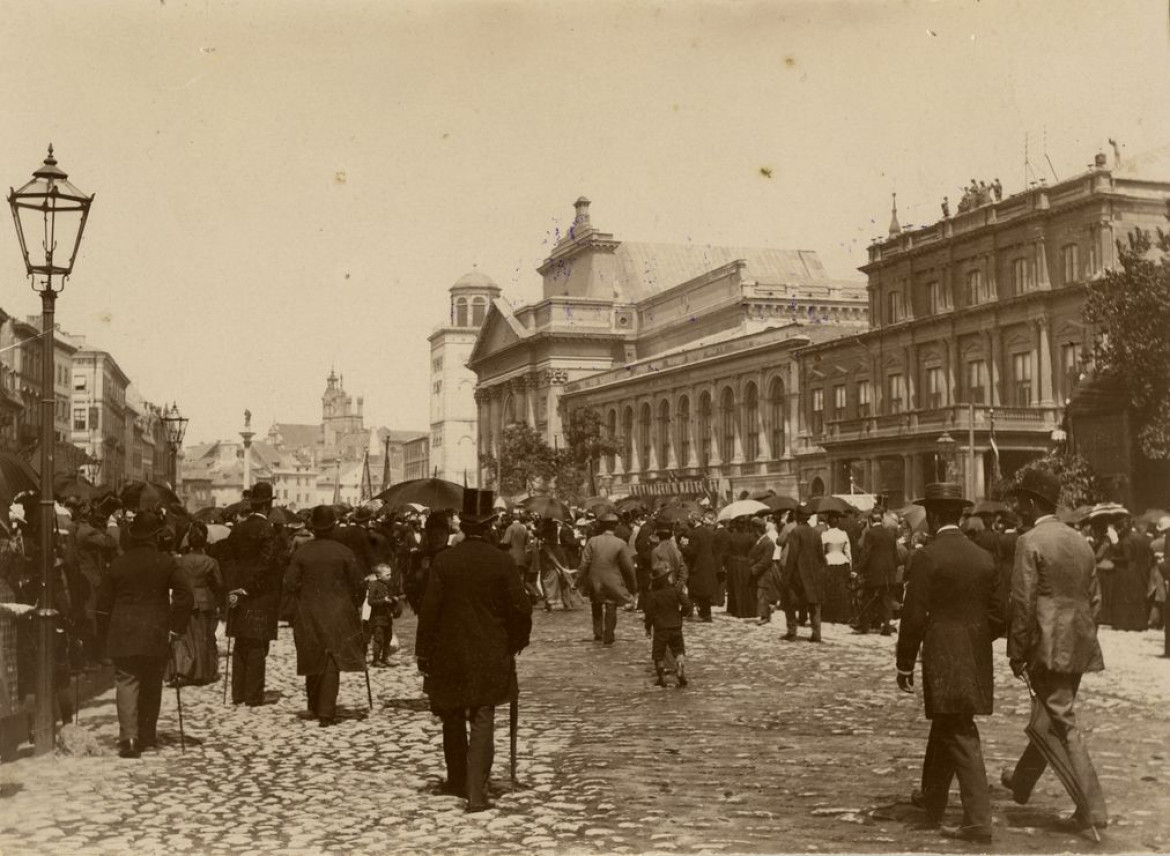 fot. Konrad Brandel. Mieszkańcy Warszawy na Krakowskim Przedmieściu, ok. 1895.  Muzeum Warszawy
