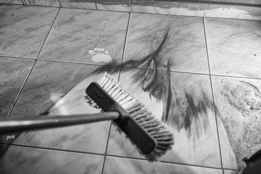 Fot. Mohamed Mahdy, Moon Dust, nagroda w kat. regionalnej Africa / World Press Photo 2026Ponad 30 tysięcy mieszkańców Wadi El-Qamar, znanego również jako Księżycowa Dolina, w zachodniej części Aleksandrii w Egipcie żyje w odległości mniejszej niż 15 metrów od cementowni, która zasypuje ich domy toksycznym pyłem. Dzieci rodzą się z astmą. Rodziny zmagają się z chorobami płuc i nieodwracalnymi uszkodzeniami układu oddechowego. W 2016 roku fotograf - który mieszka w pobliżu i sam choruje na astmę - zaczął dokumentować ich historie oraz trwające batalie sądowe.