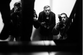 Krystian Maj - Warszawa, 07.12.2017. Fotoreporterzy wypatrują polityków pojawiających się na schodach siedziby PiS.