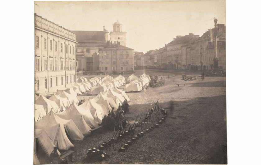 fot. Karol Beyer. Plac Zamkowy z namiotami wojska rosyjskiego stacjonującego przed Zamkiem Królewskim w Warszawie, ówczesnego „Głowna kwatermistrza Księcia Feldmarszałka głównie dowodzącego czynną armią, Namiestnika Królewskiego, po 14 października 1861. Muzeum Narodowe w Warszawie.