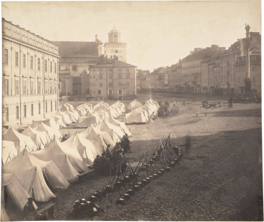 fot. Karol Beyer. Plac Zamkowy z namiotami wojska rosyjskiego stacjonującego przed Zamkiem Królewskim w Warszawie, ówczesnego „Głowna kwatermistrza Księcia Feldmarszałka głównie dowodzącego czynną armią, Namiestnika Królewskiego, po 14 października 1861. Muzeum Narodowe w Warszawie.