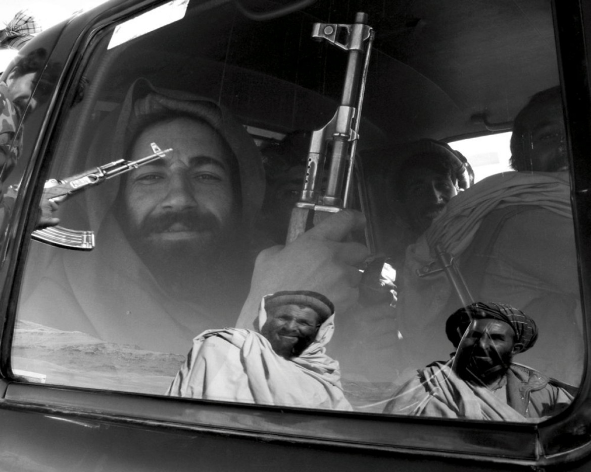 fot. Krzysztof Miller, Afganistan - Majdan Shar 25.11.2001 Wojna z Talibami. Żołnierze sojuszu północnego komendanta Sajafa wyruszają na front pod Kabul. 
