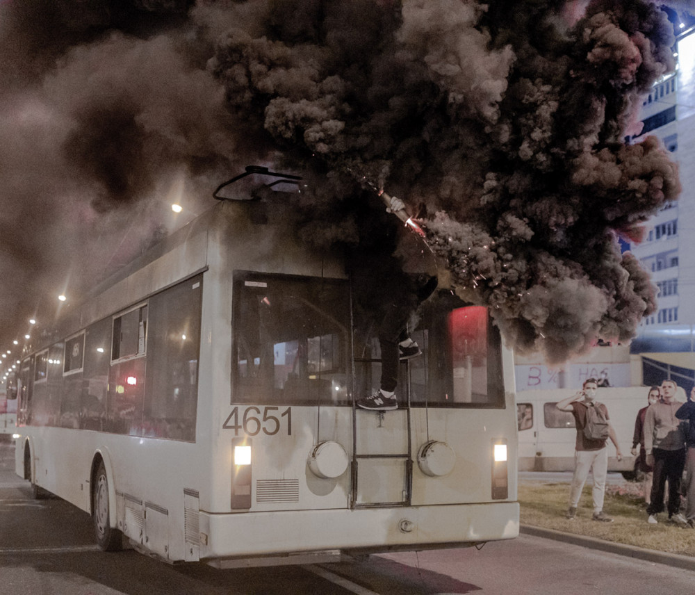 Druga noc ulicznych protestów na zdjęciu Jędrzeja Nowickiego