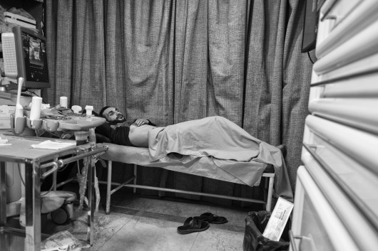 Fot. Mohamed Mahdy, Moon Dust, nagroda w kat. regionalnej Africa / World Press Photo 2026Ponad 30 tysięcy mieszkańców Wadi El-Qamar, znanego również jako Księżycowa Dolina, w zachodniej części Aleksandrii w Egipcie żyje w odległości mniejszej niż 15 metrów od cementowni, która zasypuje ich domy toksycznym pyłem. Dzieci rodzą się z astmą. Rodziny zmagają się z chorobami płuc i nieodwracalnymi uszkodzeniami układu oddechowego. W 2016 roku fotograf - który mieszka w pobliżu i sam choruje na astmę - zaczął dokumentować ich historie oraz trwające batalie sądowe.