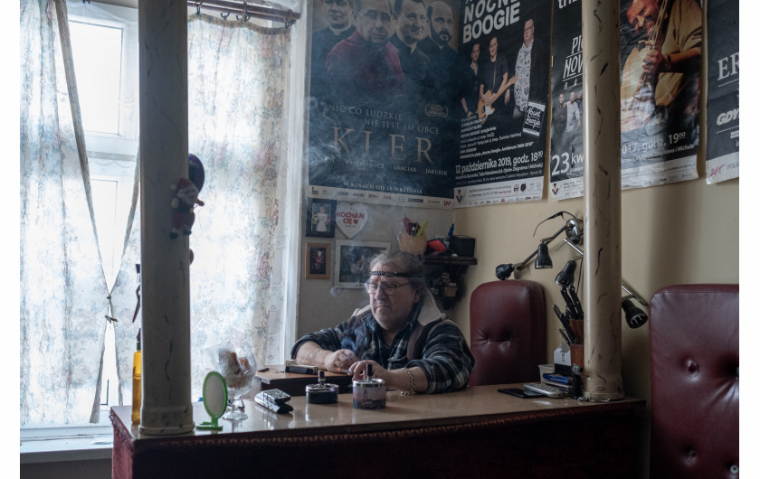 Fot. Amadeusz Świerk, 2. miejsce w kat. Documentary Project / Grand Press Photo 2024 Złodzieje o złotych sercach. Rodziny próbujące żyć normalnie wbrew przeciwnościom losu. Byli więźniowie z duszami pełnymi artyzmu i muzyki. Młodzież szukająca własnej drogi pomimo trudnego startu. Witamy w Dzielnicy Cudów. Zakaczawie to dzielnica Legnicy, stutysięcznego miasta położonego na Dolnym Śląsku, które po II wojnie światowej miało wątpliwą przyjemność stacjonowania około 60 tys. żołnierzy radzieckich.
W trudnych czasach, które zakończyły się dopiero w 1993 roku, Zakaczawie stało się nieformalnym centrum życia społecznego Polaków. Pomimo cienia radzieckiego garnizonu, wśród polskich rodzin i silnej społeczności romskiej przesiedlonej do dzielnicy przez komunistów kwitły małe przedsiębiorstwa, kawiarnie, bary i miejsca kultury.
Niemal w każdym mieście jest podobne miejsce, którego mieszkańcy cierpią z powodu marginalizacji społecznej i ekonomicznej. Projekt ten ma na celu pokazanie, że wśród biedy i zniszczonych trudnych dzielnic są ludzie – rodziny, przyjaciele, kochankowie – starający się żyć najlepiej, jak potrafią.