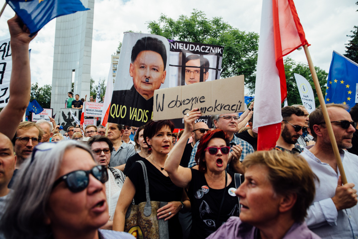 Krystian Maj - Warszawa. 16.07.2017 Demonstracja przeciwko nowym ustawom o sadownictwie dającym pełna kontrole nad systemem sadowniczym Ministrowi Sprawiedliwości.