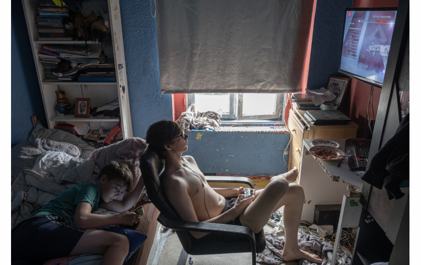 Fot. Amadeusz Świerk, 2. miejsce w kat. Documentary Project / Grand Press Photo 2024 Złodzieje o złotych sercach. Rodziny próbujące żyć normalnie wbrew przeciwnościom losu. Byli więźniowie z duszami pełnymi artyzmu i muzyki. Młodzież szukająca własnej drogi pomimo trudnego startu. Witamy w Dzielnicy Cudów. Zakaczawie to dzielnica Legnicy, stutysięcznego miasta położonego na Dolnym Śląsku, które po II wojnie światowej miało wątpliwą przyjemność stacjonowania około 60 tys. żołnierzy radzieckich.
W trudnych czasach, które zakończyły się dopiero w 1993 roku, Zakaczawie stało się nieformalnym centrum życia społecznego Polaków. Pomimo cienia radzieckiego garnizonu, wśród polskich rodzin i silnej społeczności romskiej przesiedlonej do dzielnicy przez komunistów kwitły małe przedsiębiorstwa, kawiarnie, bary i miejsca kultury.
Niemal w każdym mieście jest podobne miejsce, którego mieszkańcy cierpią z powodu marginalizacji społecznej i ekonomicznej. Projekt ten ma na celu pokazanie, że wśród biedy i zniszczonych trudnych dzielnic są ludzie – rodziny, przyjaciele, kochankowie – starający się żyć najlepiej, jak potrafią.