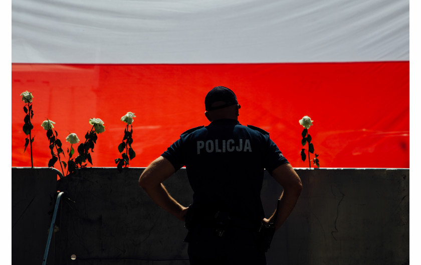 Krystian Maj - Warszawa. 18.07.2017 Przed barykadami odgradzającymi Sejm protestujący ustawili kilkumetrowa flagę Polski, a w ogrodzenie powkładali białe róże – symbol oporu przeciwko władzy.