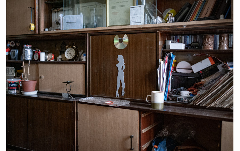 Fot. Amadeusz Świerk, 2. miejsce w kat. Documentary Project / Grand Press Photo 2024 Złodzieje o złotych sercach. Rodziny próbujące żyć normalnie wbrew przeciwnościom losu. Byli więźniowie z duszami pełnymi artyzmu i muzyki. Młodzież szukająca własnej drogi pomimo trudnego startu. Witamy w Dzielnicy Cudów. Zakaczawie to dzielnica Legnicy, stutysięcznego miasta położonego na Dolnym Śląsku, które po II wojnie światowej miało wątpliwą przyjemność stacjonowania około 60 tys. żołnierzy radzieckich.
W trudnych czasach, które zakończyły się dopiero w 1993 roku, Zakaczawie stało się nieformalnym centrum życia społecznego Polaków. Pomimo cienia radzieckiego garnizonu, wśród polskich rodzin i silnej społeczności romskiej przesiedlonej do dzielnicy przez komunistów kwitły małe przedsiębiorstwa, kawiarnie, bary i miejsca kultury.
Niemal w każdym mieście jest podobne miejsce, którego mieszkańcy cierpią z powodu marginalizacji społecznej i ekonomicznej. Projekt ten ma na celu pokazanie, że wśród biedy i zniszczonych trudnych dzielnic są ludzie – rodziny, przyjaciele, kochankowie – starający się żyć najlepiej, jak potrafią.