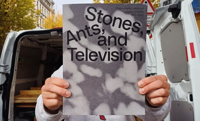 "Kamienie, mrówki i telewizja" - pierwsza fotograficzna monografia Zygmunta Rytki