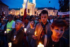 Krystian Maj - Warszawa. 16.07.2017 Marsz świateł pod Sadem Najwyższym, na którym zgromadzili się ludzie protestujący przeciwko nowej ustawie.