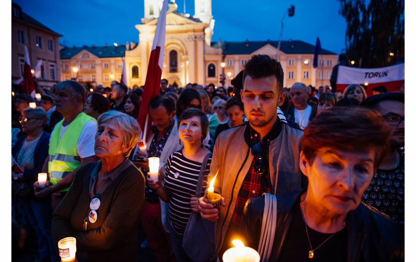 Krystian Maj - Warszawa. 16.07.2017 Marsz świateł pod Sadem Najwyższym, na którym zgromadzili się ludzie protestujący przeciwko nowej ustawie.