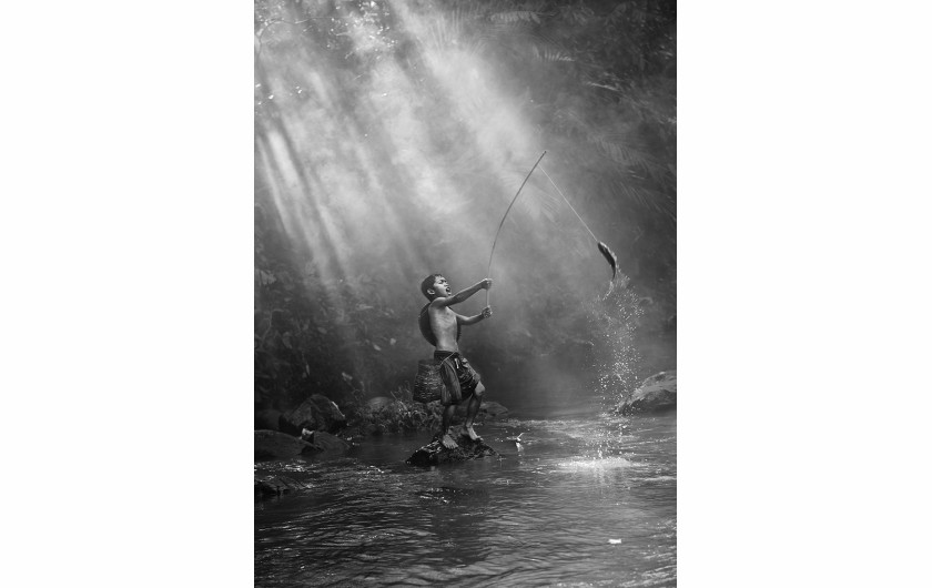 PIMPIN NAGAWAN Fishing Under The Sun Ray - III miejsce w kategorii People (zdjęcie pojedyncze) 