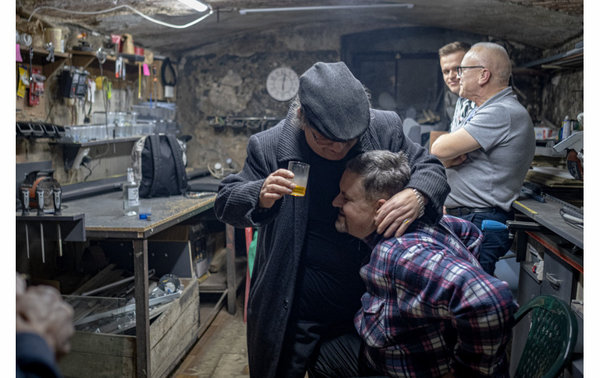 Fot. Amadeusz Świerk, 2. miejsce w kat. Documentary Project / Grand Press Photo 2024 Złodzieje o złotych sercach. Rodziny próbujące żyć normalnie wbrew przeciwnościom losu. Byli więźniowie z duszami pełnymi artyzmu i muzyki. Młodzież szukająca własnej drogi pomimo trudnego startu. Witamy w Dzielnicy Cudów. Zakaczawie to dzielnica Legnicy, stutysięcznego miasta położonego na Dolnym Śląsku, które po II wojnie światowej miało wątpliwą przyjemność stacjonowania około 60 tys. żołnierzy radzieckich.
W trudnych czasach, które zakończyły się dopiero w 1993 roku, Zakaczawie stało się nieformalnym centrum życia społecznego Polaków. Pomimo cienia radzieckiego garnizonu, wśród polskich rodzin i silnej społeczności romskiej przesiedlonej do dzielnicy przez komunistów kwitły małe przedsiębiorstwa, kawiarnie, bary i miejsca kultury.
Niemal w każdym mieście jest podobne miejsce, którego mieszkańcy cierpią z powodu marginalizacji społecznej i ekonomicznej. Projekt ten ma na celu pokazanie, że wśród biedy i zniszczonych trudnych dzielnic są ludzie – rodziny, przyjaciele, kochankowie – starający się żyć najlepiej, jak potrafią.