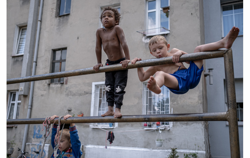 Fot. Amadeusz Świerk, 2. miejsce w kat. Documentary Project / Grand Press Photo 2024 Złodzieje o złotych sercach. Rodziny próbujące żyć normalnie wbrew przeciwnościom losu. Byli więźniowie z duszami pełnymi artyzmu i muzyki. Młodzież szukająca własnej drogi pomimo trudnego startu. Witamy w Dzielnicy Cudów. Zakaczawie to dzielnica Legnicy, stutysięcznego miasta położonego na Dolnym Śląsku, które po II wojnie światowej miało wątpliwą przyjemność stacjonowania około 60 tys. żołnierzy radzieckich.
W trudnych czasach, które zakończyły się dopiero w 1993 roku, Zakaczawie stało się nieformalnym centrum życia społecznego Polaków. Pomimo cienia radzieckiego garnizonu, wśród polskich rodzin i silnej społeczności romskiej przesiedlonej do dzielnicy przez komunistów kwitły małe przedsiębiorstwa, kawiarnie, bary i miejsca kultury.
Niemal w każdym mieście jest podobne miejsce, którego mieszkańcy cierpią z powodu marginalizacji społecznej i ekonomicznej. Projekt ten ma na celu pokazanie, że wśród biedy i zniszczonych trudnych dzielnic są ludzie – rodziny, przyjaciele, kochankowie – starający się żyć najlepiej, jak potrafią.