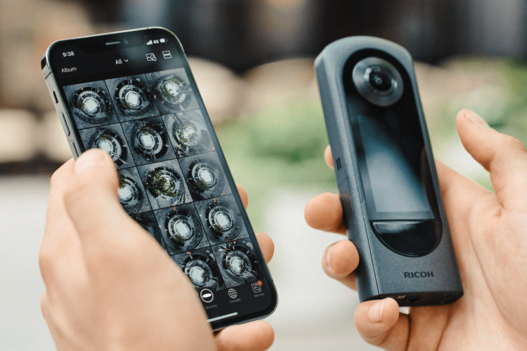 Kamera sferyczna Ricoh Theta X - sferyczna kamera 5,7K z wygodnym ekranem