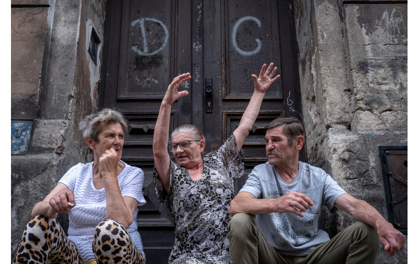 Fot. Amadeusz Świerk, 2. miejsce w kat. Documentary Project / Grand Press Photo 2024 Złodzieje o złotych sercach. Rodziny próbujące żyć normalnie wbrew przeciwnościom losu. Byli więźniowie z duszami pełnymi artyzmu i muzyki. Młodzież szukająca własnej drogi pomimo trudnego startu. Witamy w Dzielnicy Cudów. Zakaczawie to dzielnica Legnicy, stutysięcznego miasta położonego na Dolnym Śląsku, które po II wojnie światowej miało wątpliwą przyjemność stacjonowania około 60 tys. żołnierzy radzieckich.
W trudnych czasach, które zakończyły się dopiero w 1993 roku, Zakaczawie stało się nieformalnym centrum życia społecznego Polaków. Pomimo cienia radzieckiego garnizonu, wśród polskich rodzin i silnej społeczności romskiej przesiedlonej do dzielnicy przez komunistów kwitły małe przedsiębiorstwa, kawiarnie, bary i miejsca kultury.
Niemal w każdym mieście jest podobne miejsce, którego mieszkańcy cierpią z powodu marginalizacji społecznej i ekonomicznej. Projekt ten ma na celu pokazanie, że wśród biedy i zniszczonych trudnych dzielnic są ludzie – rodziny, przyjaciele, kochankowie – starający się żyć najlepiej, jak potrafią.