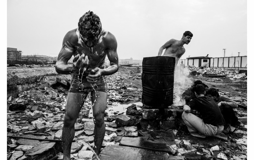 Fotoreportaż - Szymon Barylski (wybrane kadry) - Uchodźcy podczas kąpieli na terenie opuszczonych magazynów, które jest ich tymczasowym schronieniem Belgrad, Serbia 9 Marca 2017.